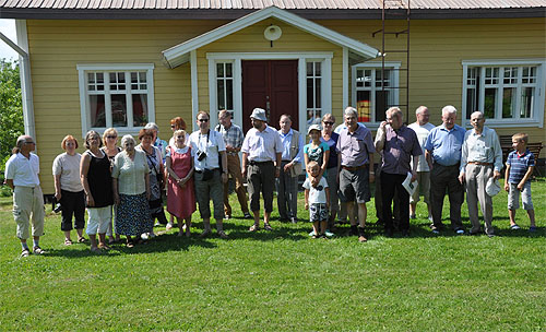 sukuseuralaisia Tenhanniemessä